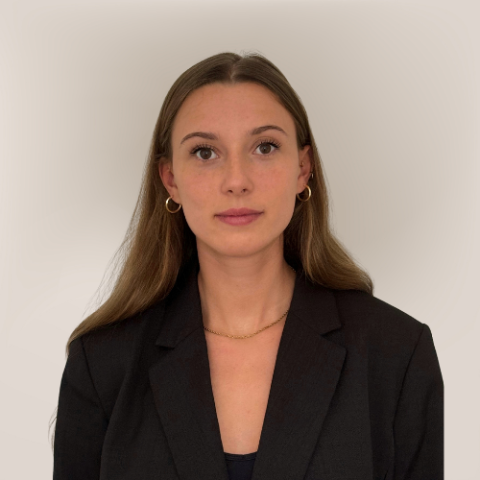 Portrait professionnel d'Eva Lechenault, jeune femme en veste noire